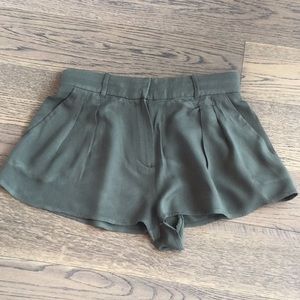 Aritzia Talula pleated shorts
